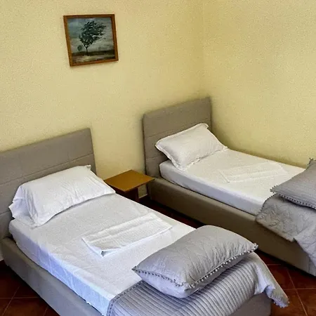 Spacious 3-bedroom With Garden & Balcony In * טיראנה