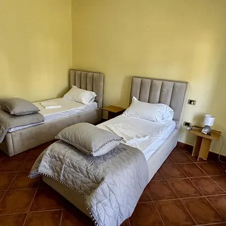 Spacious 3-bedroom With Garden & Balcony In Apartman Tirana