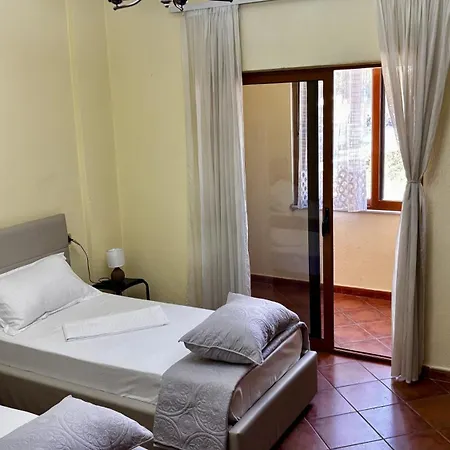 Spacious 3-bedroom With Garden & Balcony In * טיראנה