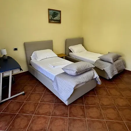 Spacious 3-bedroom With Garden & Balcony In דירה