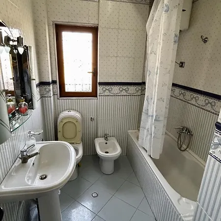 Spacious 3-bedroom With Garden & Balcony In דירה *