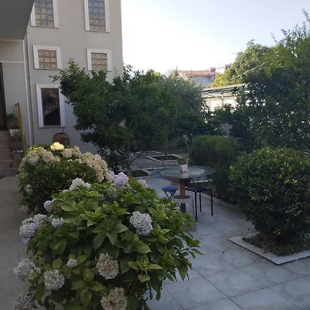 Spacious 3-bedroom With Garden & Balcony In דירה *